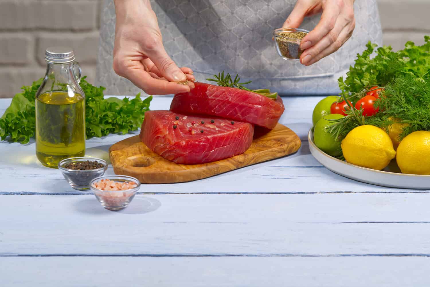 Cucinare la bistecca di tonno.  Trancio di tonno rosso dell'Atlantico fresco, con spezie e pronto per la frittura.  Il medaglione crudo fresco di tonno pinna gialla.  avvicinamento.