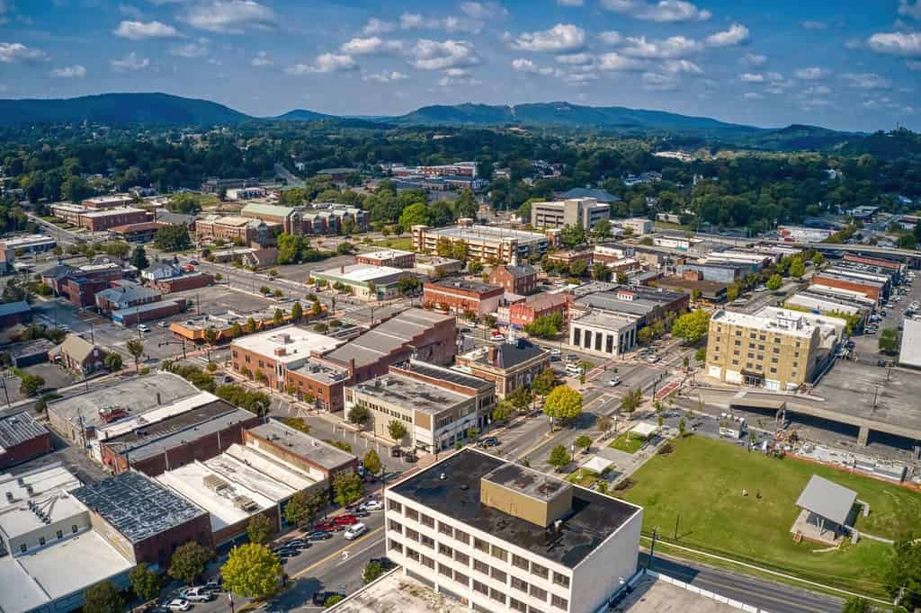 Veduta aerea del centro di Dalton, Georgia durante l'estate