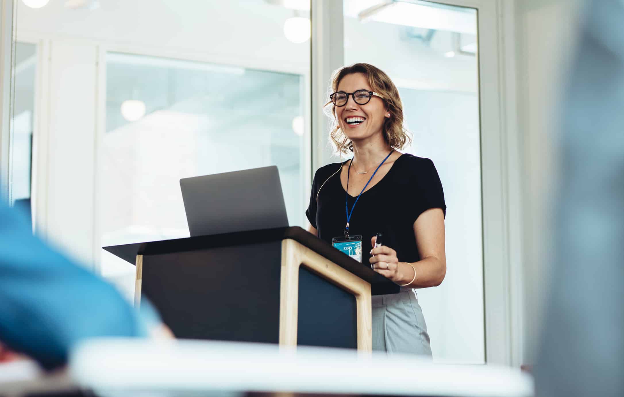 Professionista femminile che affronta un seminario