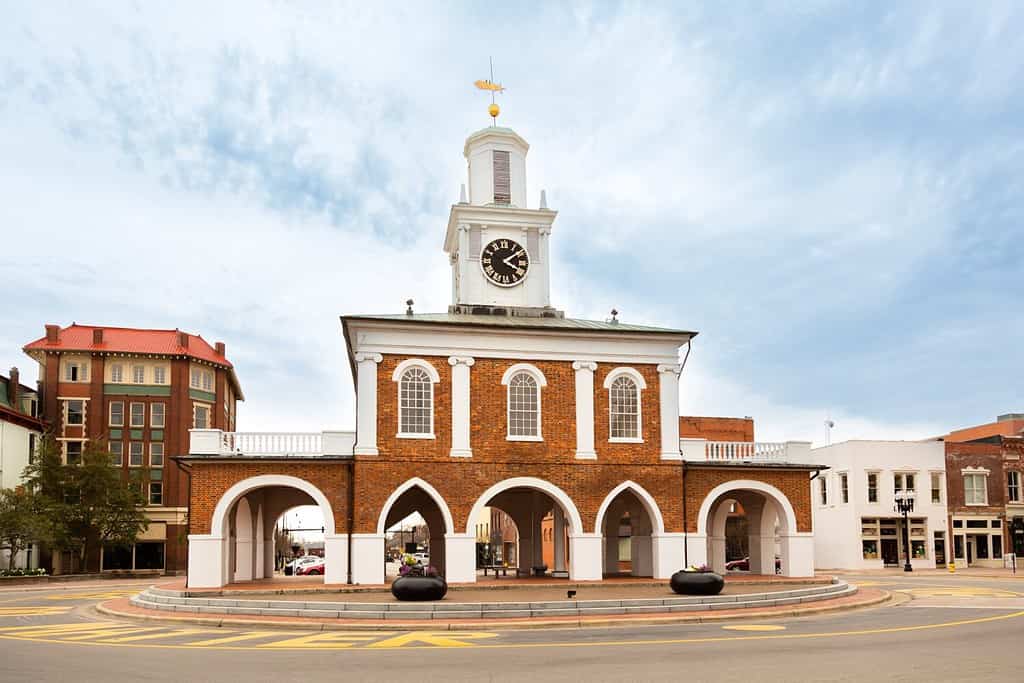 La casa mercato in mattoni a due piani del 1836 e il municipio sulla piazza del mercato, Fayetteville, Carolina del Nord, Stati Uniti
