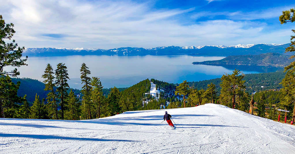 Sci alpino sopra il lago Tahoe al confine con la California, Nevada, USA