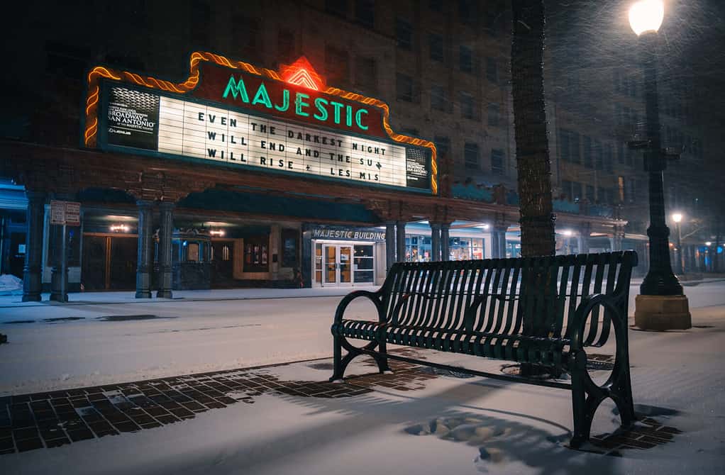 Snow Day al Majestic Theatre di San Antonio, Texas.  Tempo invernale nevoso dopo una tempesta di neve in inverno