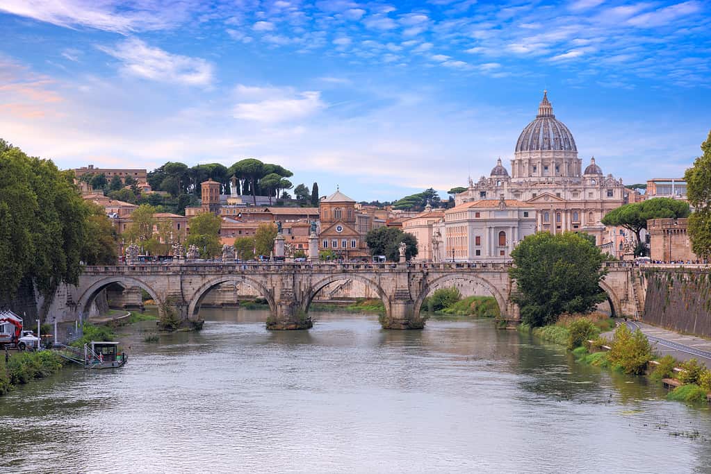 Fiume Tevere a Roma, Italia: vista del ponte Ponte Sant'Angelo;  sullo sfondo la Basilica di San Pietro.