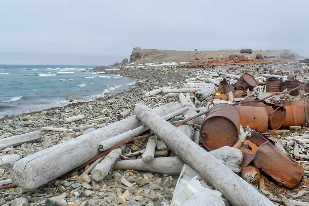 Trasporti, attrezzature ed edifici abbandonati della stazione polare russa, l'arcipelago di Novaya Zemlya, l'Artico.