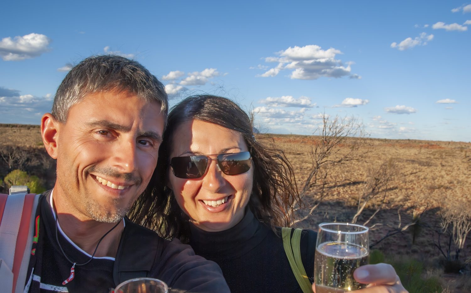 Selfie di una felice coppia caucasica in vacanza rilassandosi a cena nell'entroterra australiano.