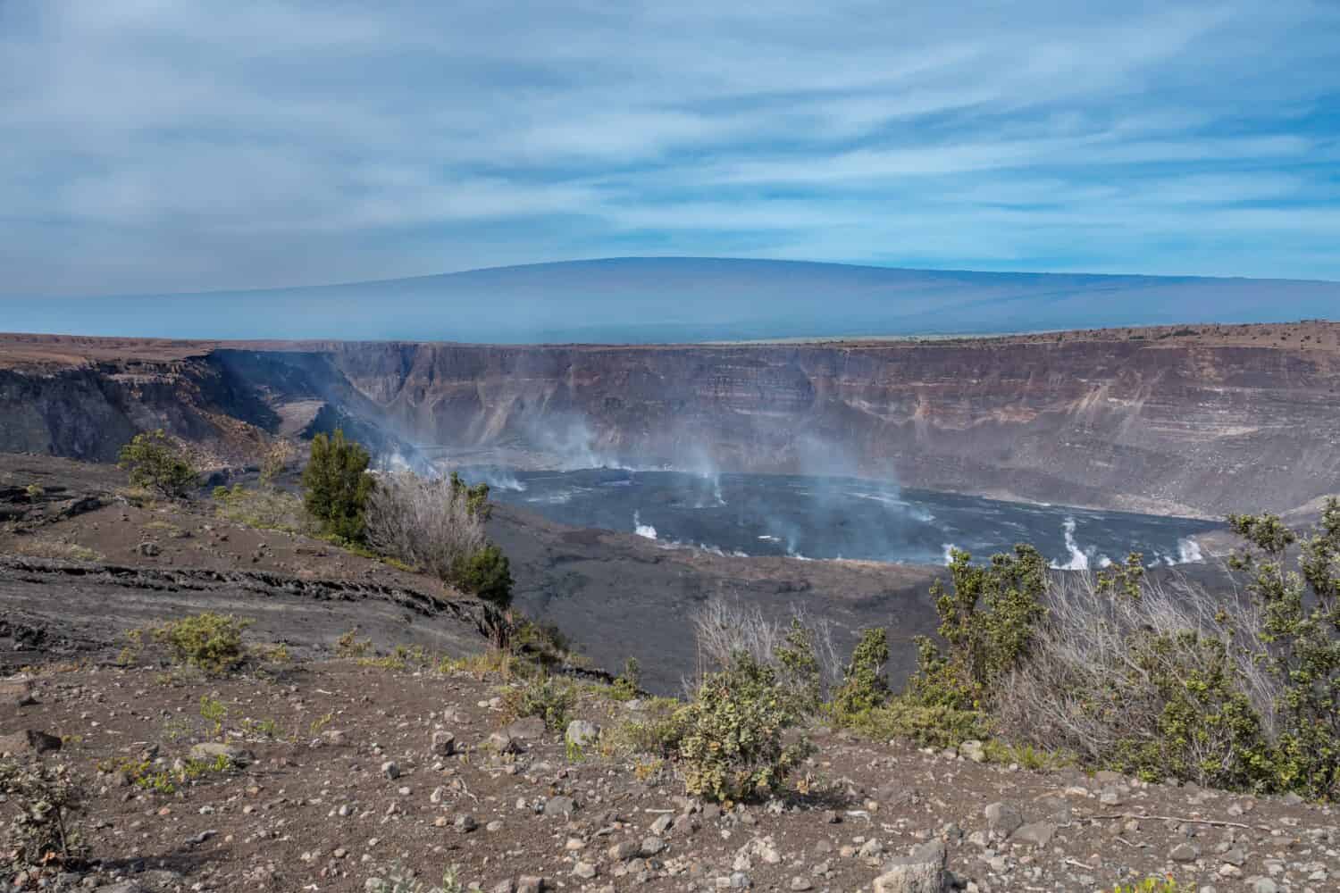 Vista della caldera del vulcano Kilauea, il più attivo dei cinque vulcani che formano l'isola delle Hawaii, Parco Nazionale dei Vulcani delle Hawaii, STATI UNITI D'AMERICA