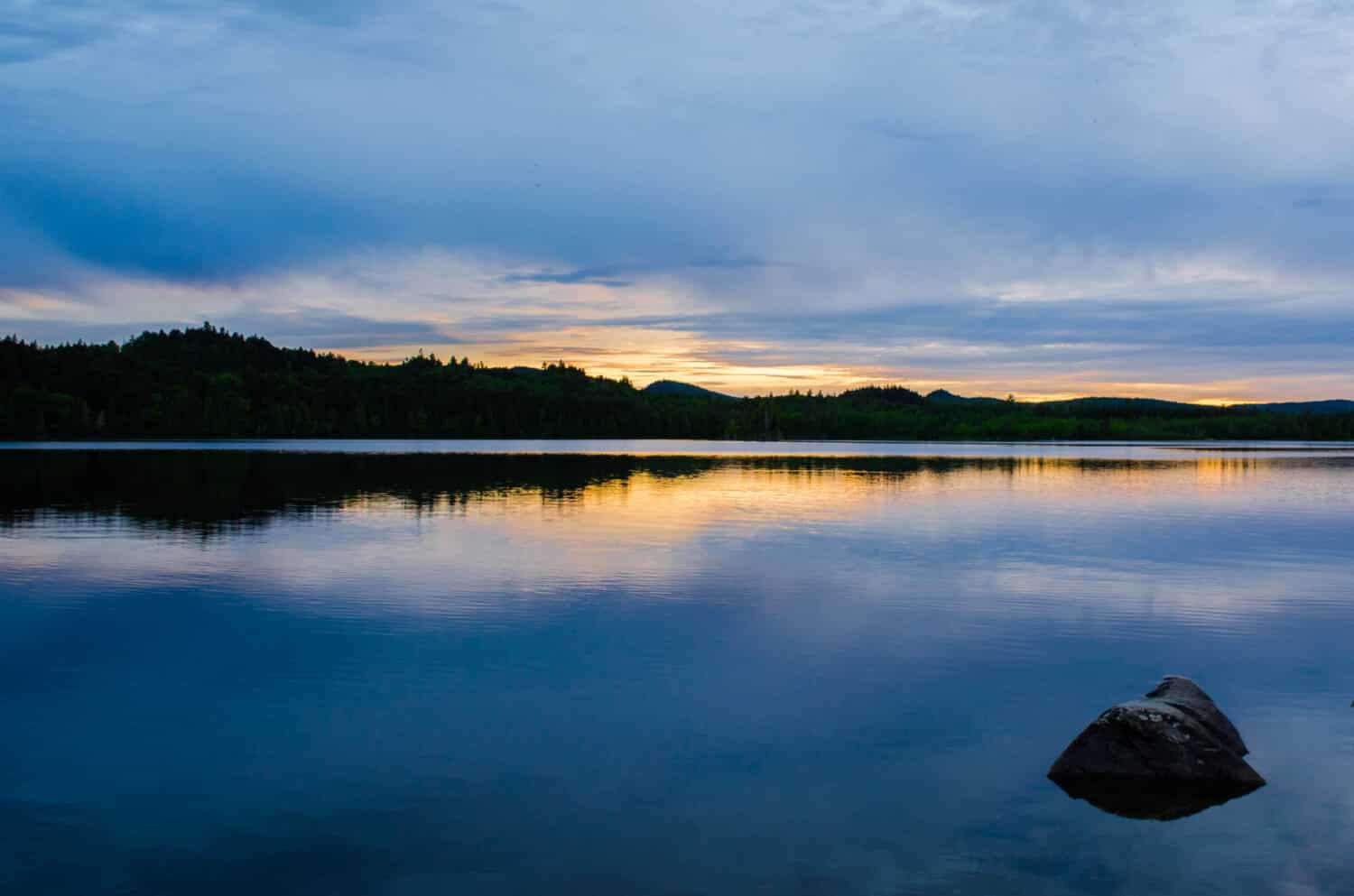 Una roccia solitaria si trova nel lago Allagash lungo i corsi d'acqua Allagash Wilderness nel Maine, negli Stati Uniti