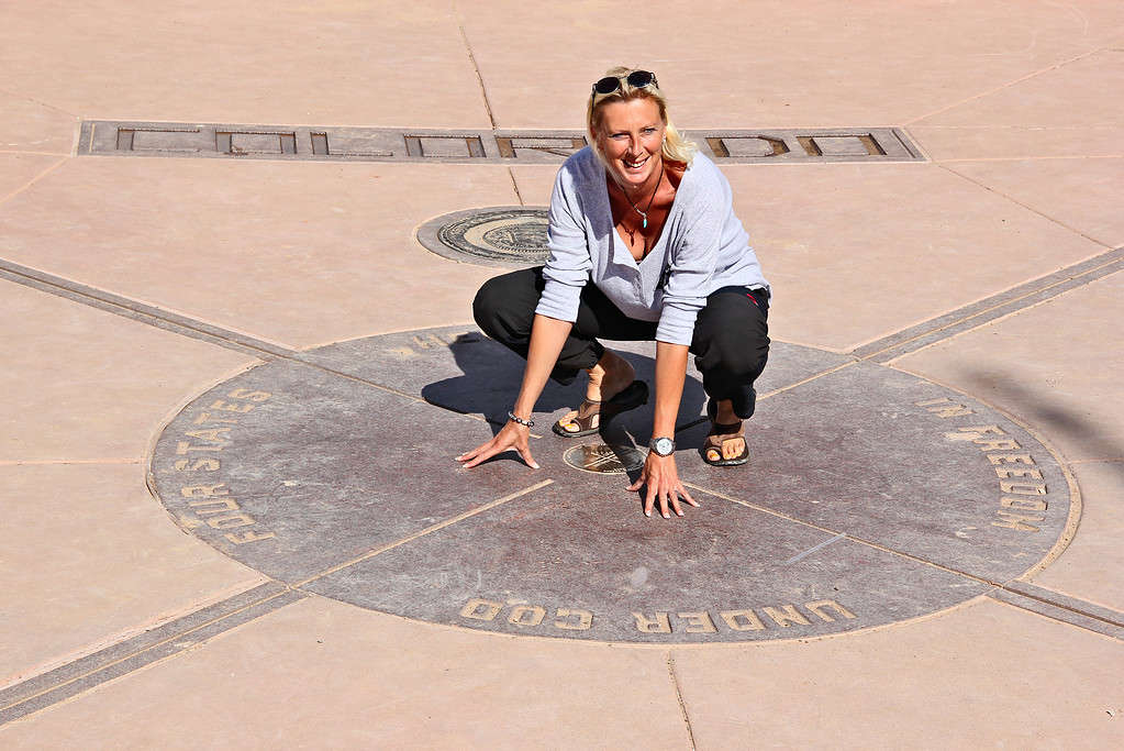 Una donna che tocca il suolo di quattro stati contemporaneamente, Four Corners Monument