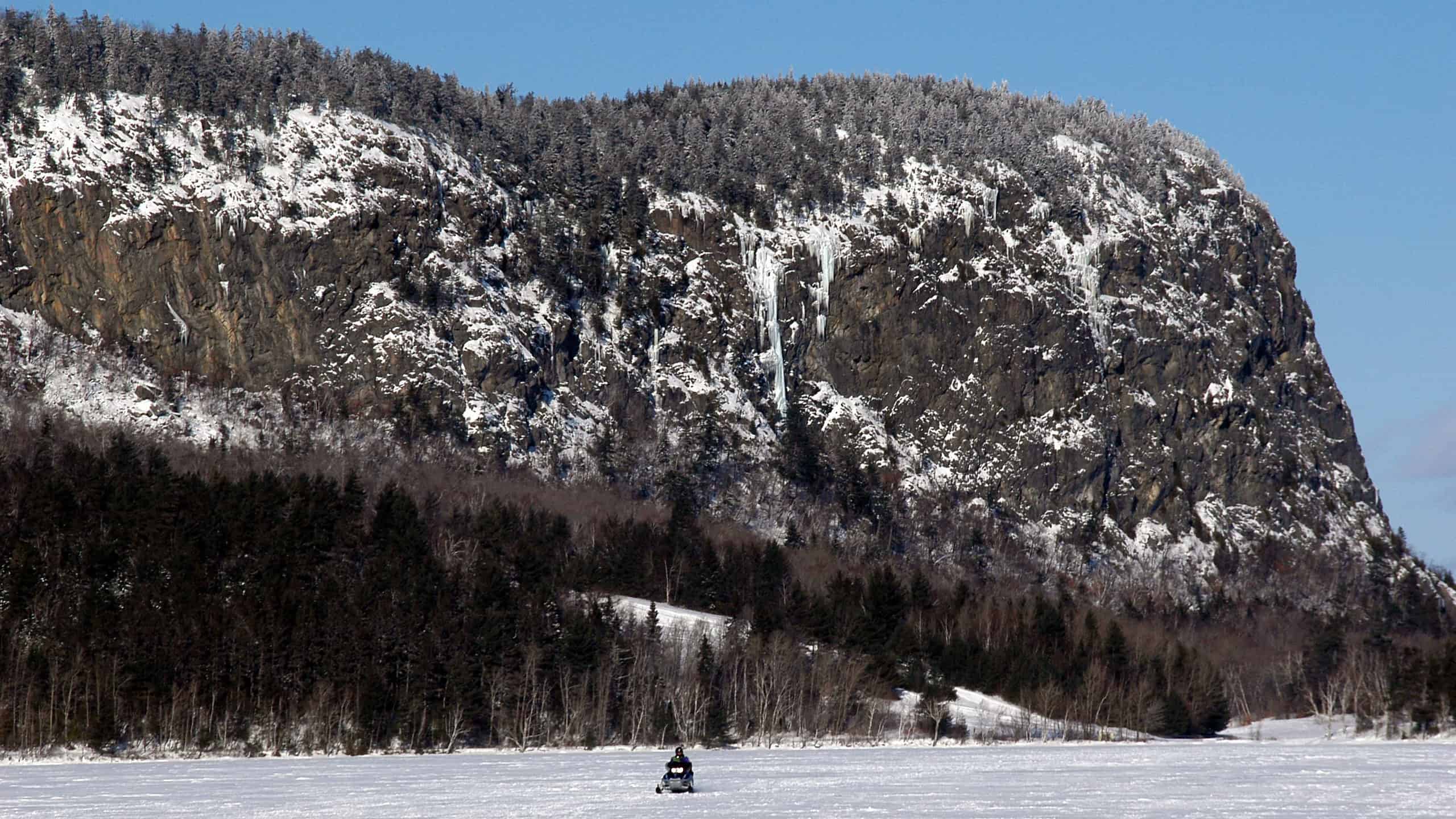 Motoslitta sul lago Moosehead sotto il Monte Kineo nel Maine