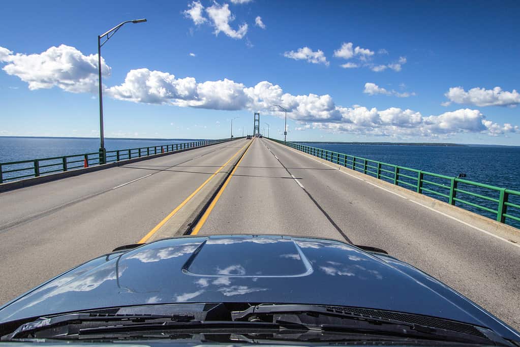 Guidando attraverso il ponte Mackinaw nel Michigan