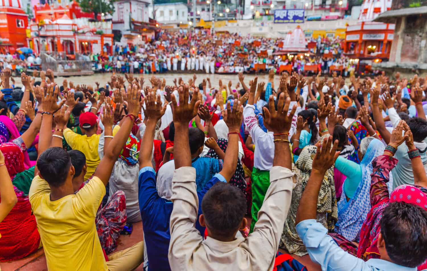 Migliaia di pellegrini indù/persone nella città santa di Haridwar in Uttarakhand, India durante la cerimonia della luce serale chiamata Ganga arthi per adorare il fiume Ganga/Gange.  Cultura, tradizione, cerimonia