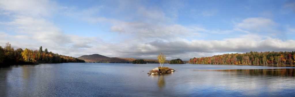 Una piccola isola nel lago Tupper, vista panoramica durante l'autunno nelle montagne Adirondack, New York