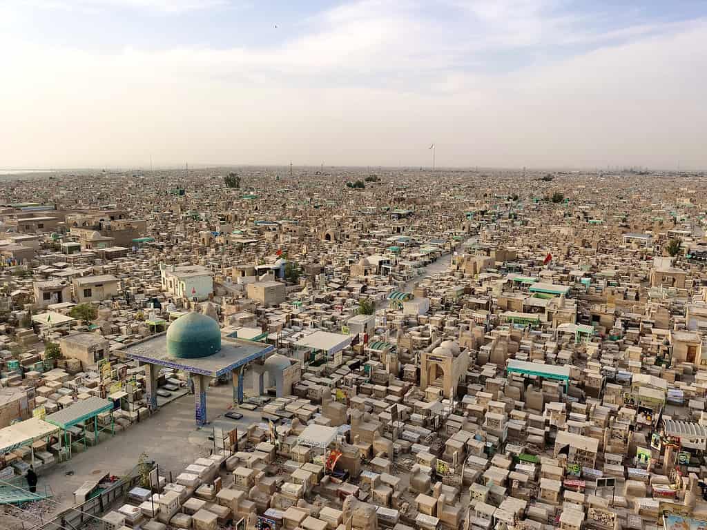 Wadi al-Salam a Najaf, in Iraq, è il più grande cimitero del mondo con oltre 6 milioni di sepolture.