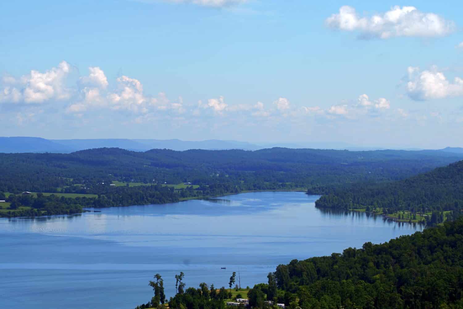 Vista panoramica elevata del Lake Guntersville State Park con cieli azzurri e soffici nuvole