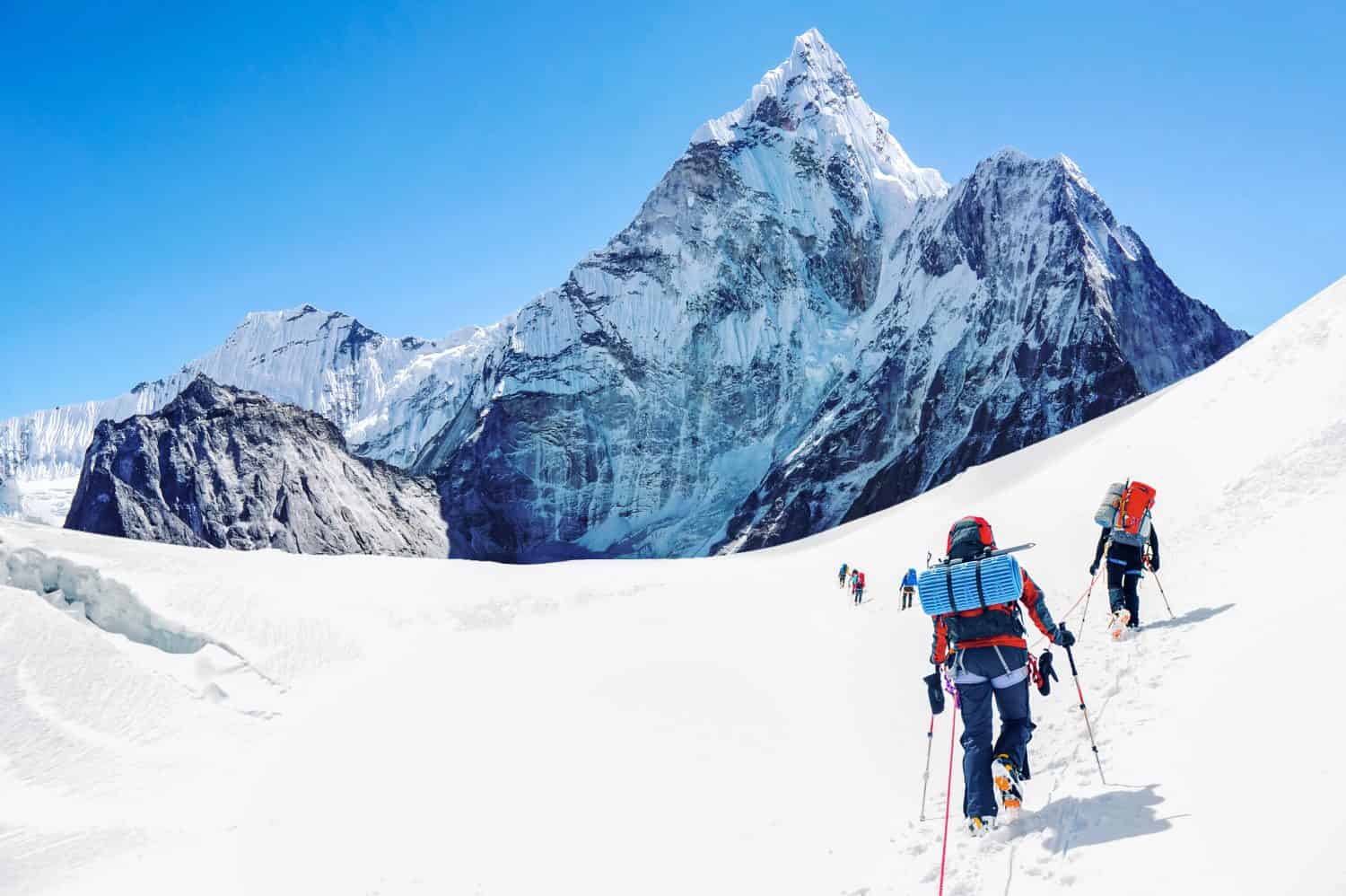 Gruppo di alpinisti che raggiungono la vetta dell'Everest in Nepal.