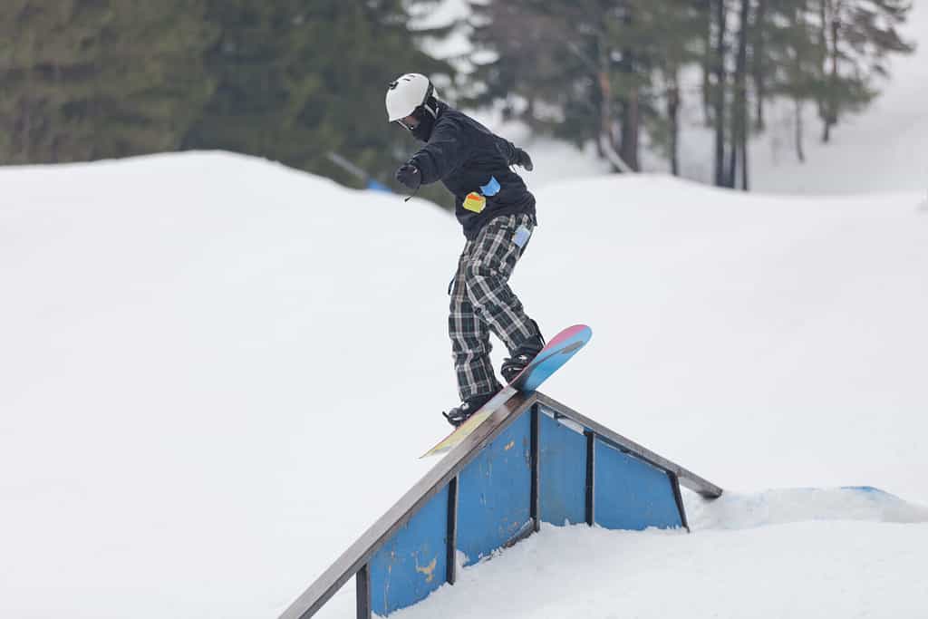Uno snowboarder su una rampa