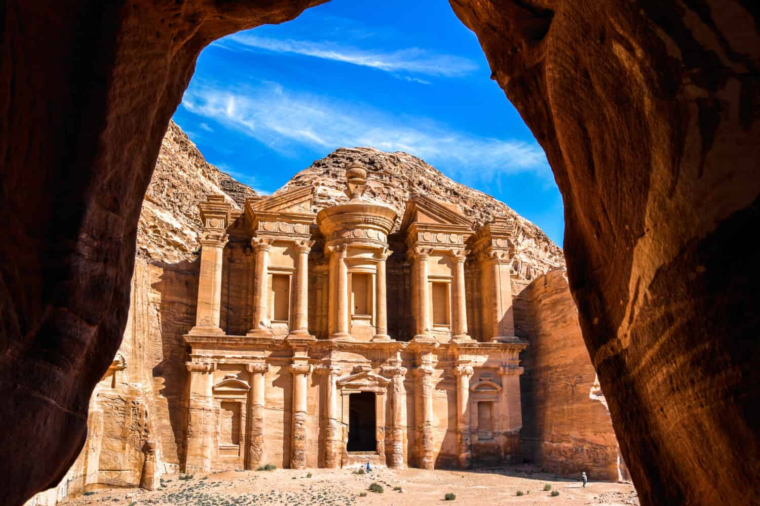 Splendida vista da una grotta dell'Ad Deir - Monastero nell'antica città di Petra, Giordania: Incredibile patrimonio mondiale dell'UNESCO.