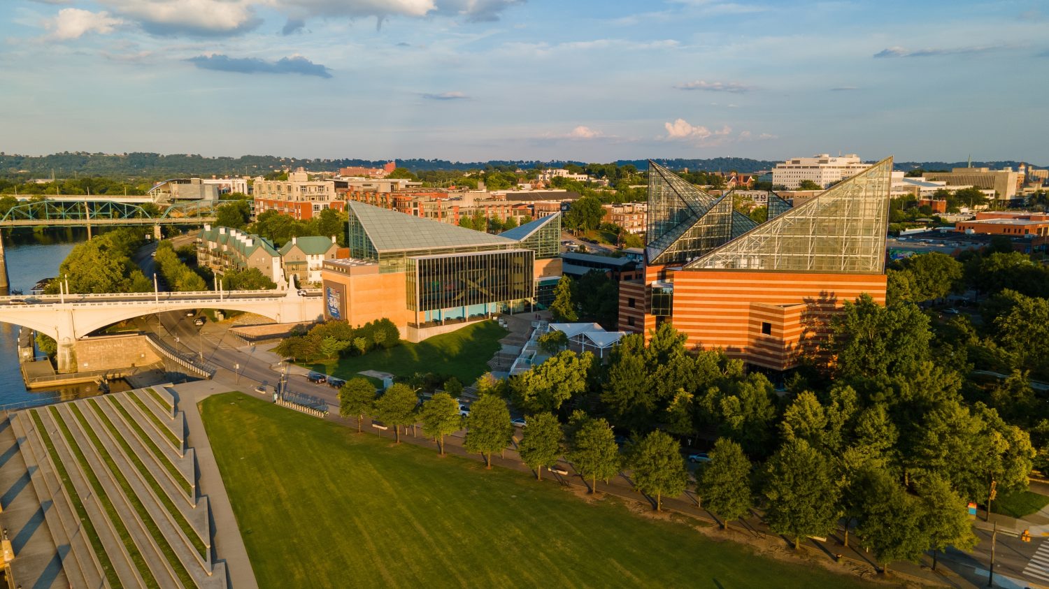 Catturato dall'alto, il Tennessee Aquarium di Chattanooga si distingue per il suo design moderno, circondato da rigogliosi giardini e dallo scorrere del fiume Tennessee.