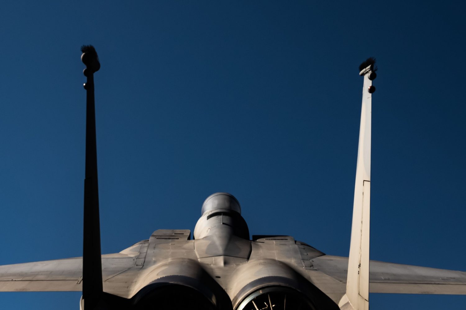 Un primo piano della parte posteriore del jet supersonico militare F-15 eagle sfondo cielo blu