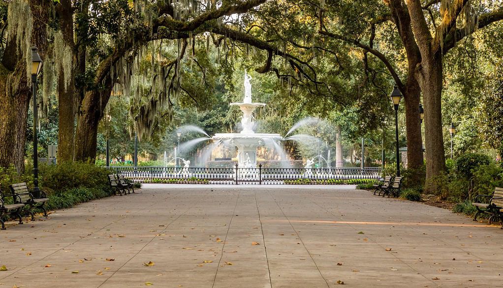 Passerella sotto le querce del sud verso la fontana di Forsyth Park, Savannah, Georgia