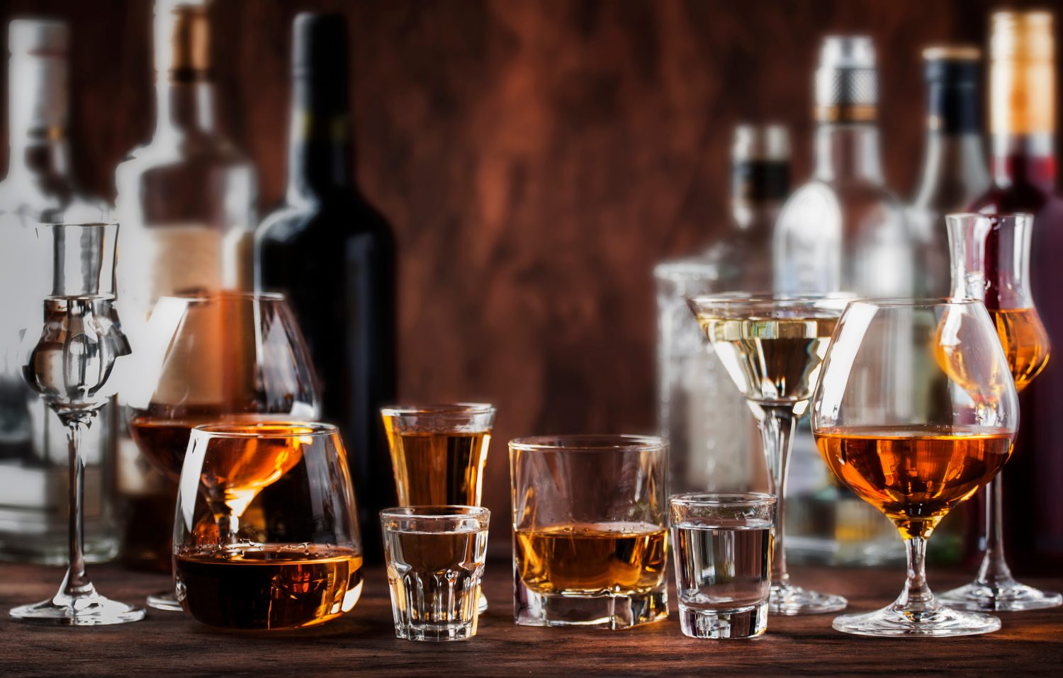 Set di spiriti forti.  Bevande alcoliche dure in bicchieri in assortimento: vodka, cognac, tequila, brandy e whisky, grappa, liquore, vermut, tintura, rum.