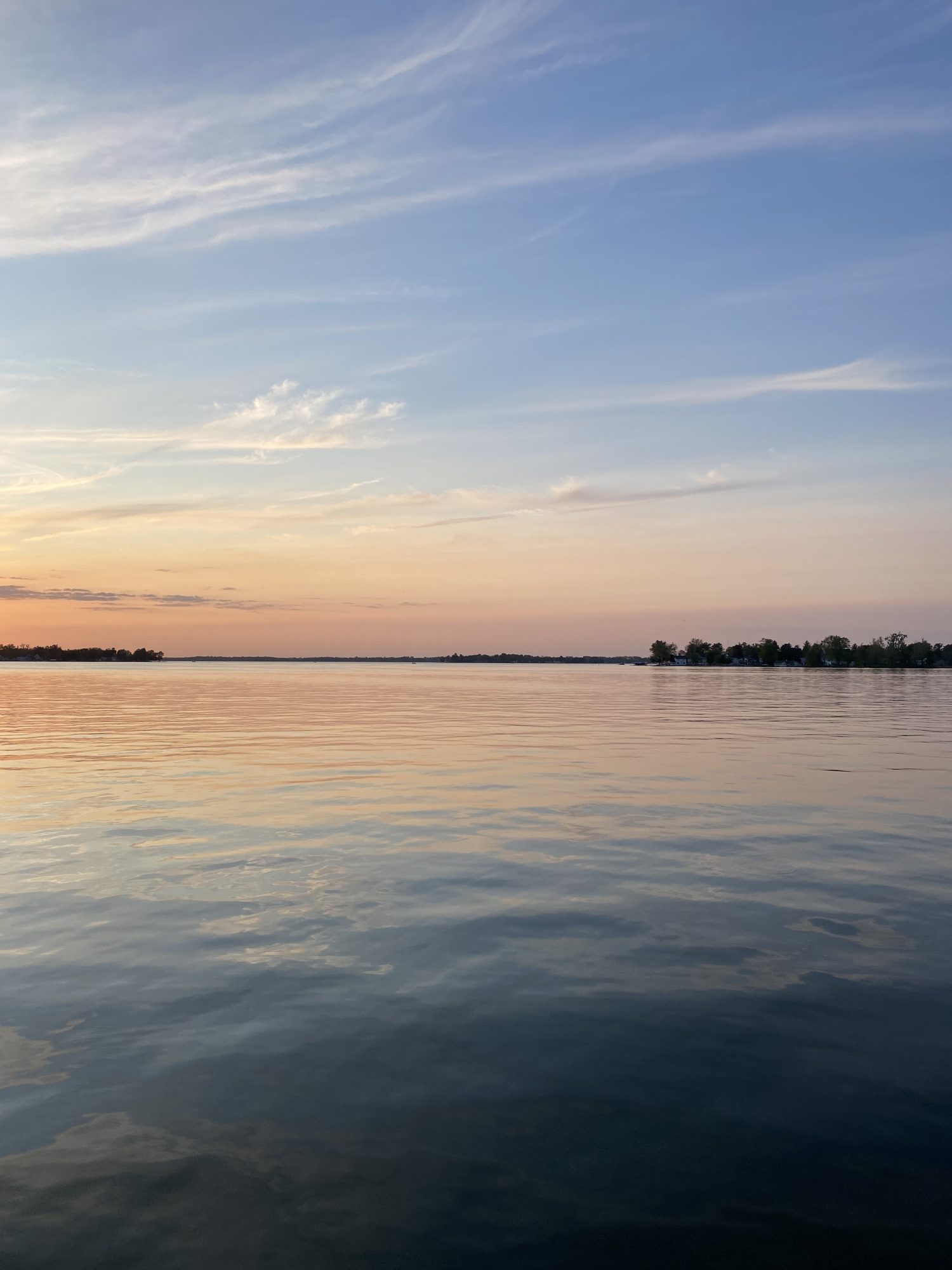 Viste del lago Wawasee al tramonto, maggio 2023
