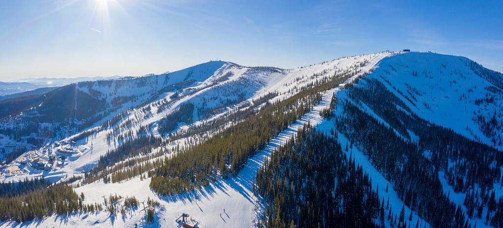 Schweitzer Idaho Ski Area Inverno neve picchi di montagna Vista aerea panoramica