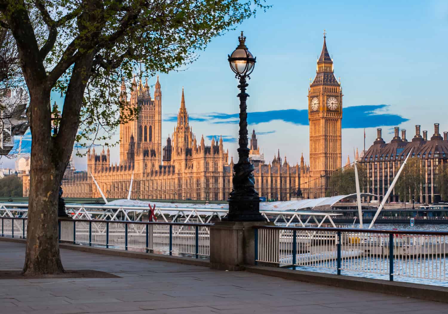 Il Palazzo del Parlamento a Westminster e la torre del Big Ben a Londra visti dal lungofiume della Queen's Walk all'alba