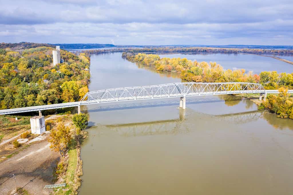 Ponte Brownville sul fiume Missouri sulla US Route 136 dalla contea di Nemaha, Nebraska, alla contea di Atchison, Missouri, a Brownville, Nebraska, veduta aerea in uno scenario autunnale con un fiume allagato.