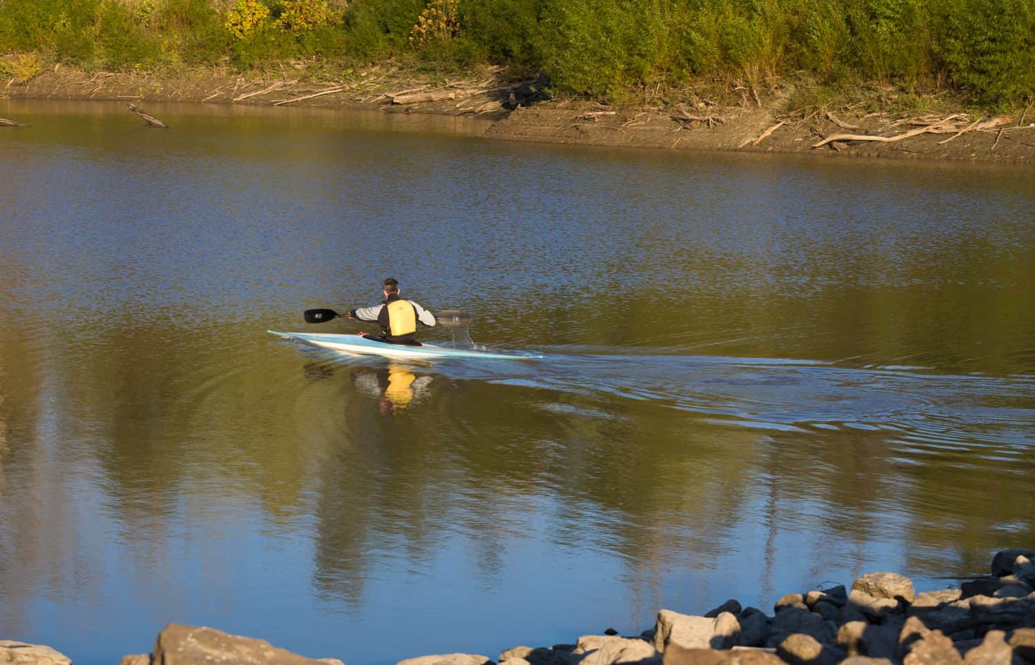 Uomo che fa kayak sul fiume Missouri