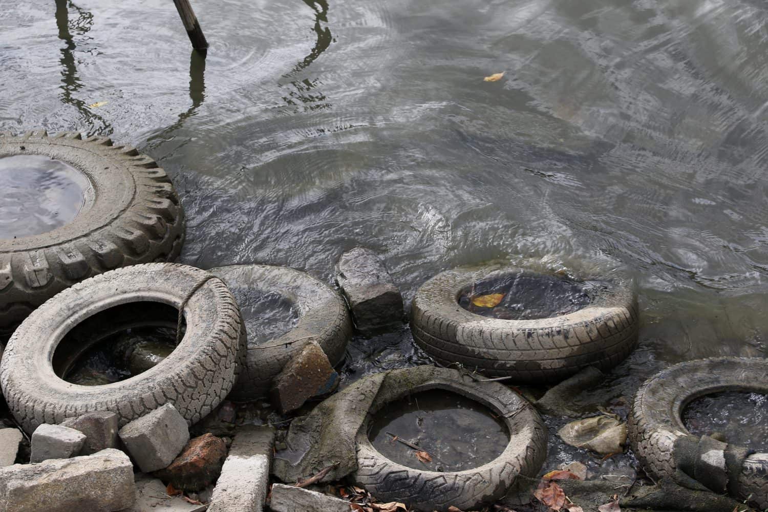 vecchi pneumatici per auto nel fiume