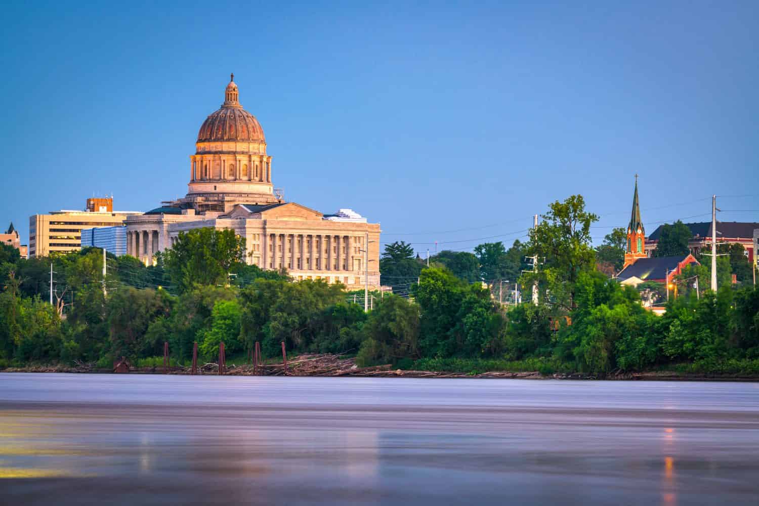 Jefferson City, Missouri, USA vista del centro sul fiume Missouri con il Campidoglio al crepuscolo.