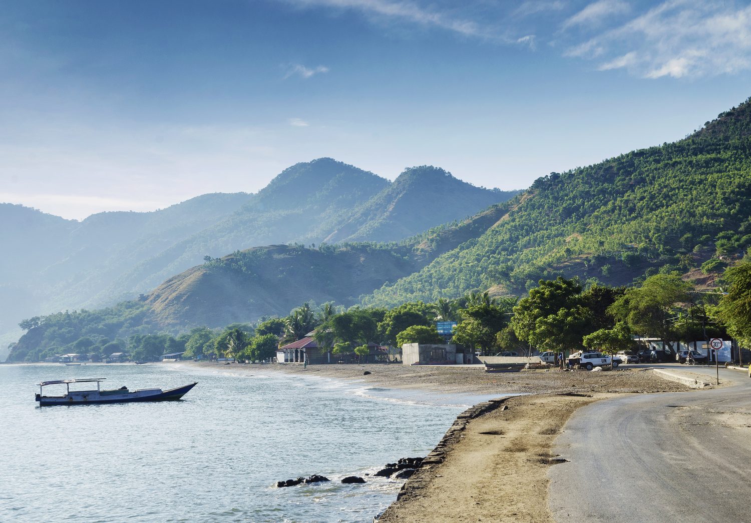 paradiso tropicale esotico spiaggia costiera di dili a timor est all'alba