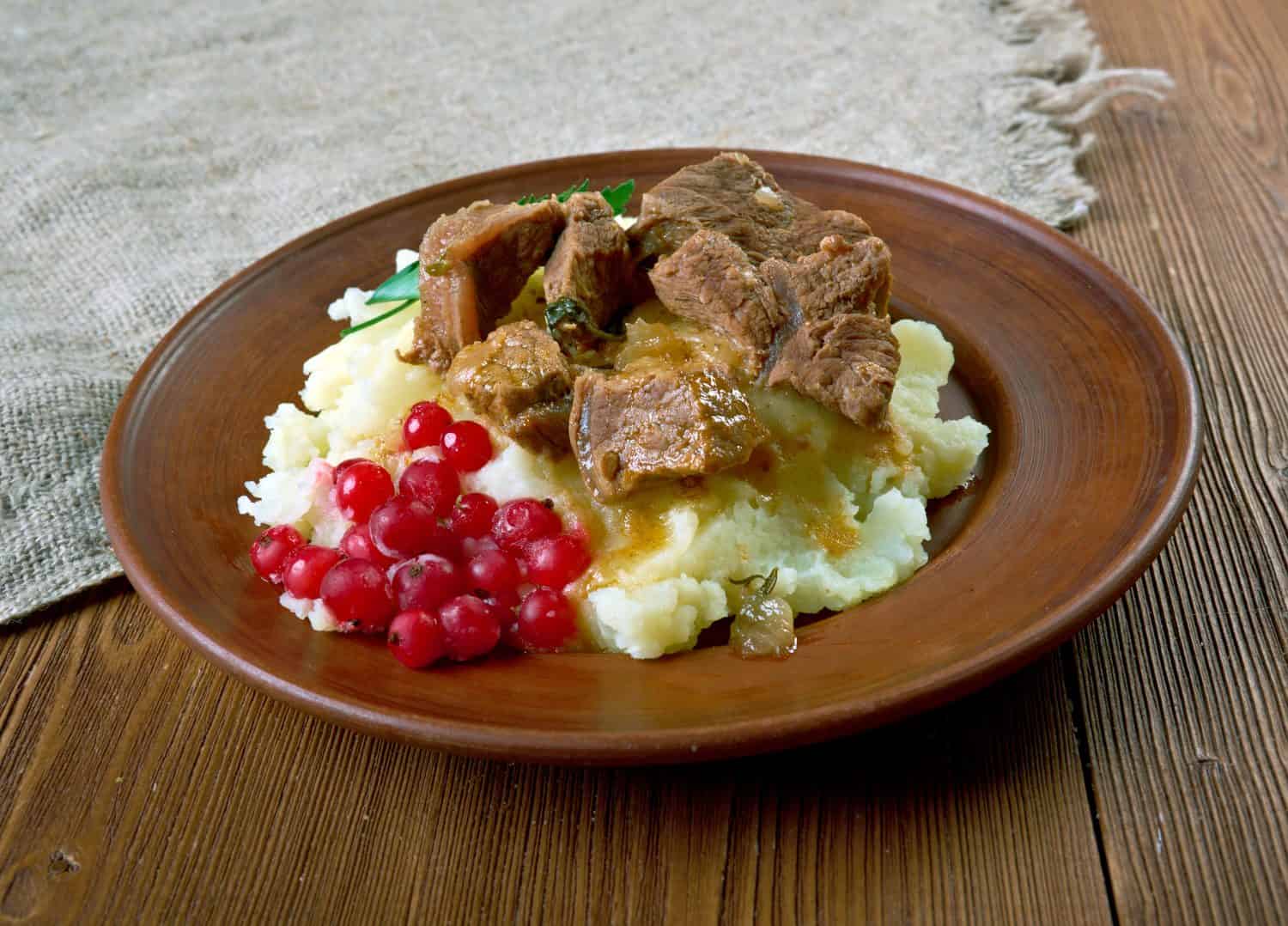 Bistecca di cervo di renna saltata con purè di patate e mirtilli rossi - piatto tradizionale della Lapponia, soprattutto di Finlandia, Svezia, Norvegia e Russia.