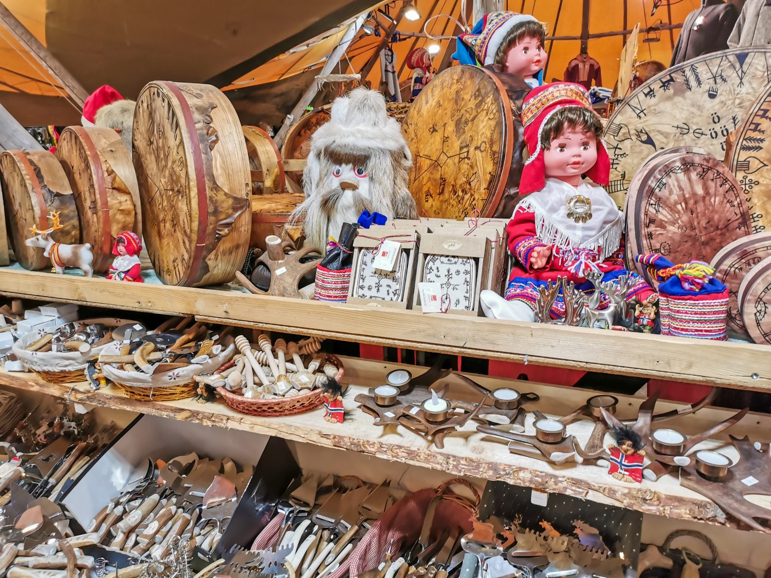 Il negozio di artigianato del popolo Sami vicino alla strada nel nord della Norvegia.  Estate fredda nel Finnmark.