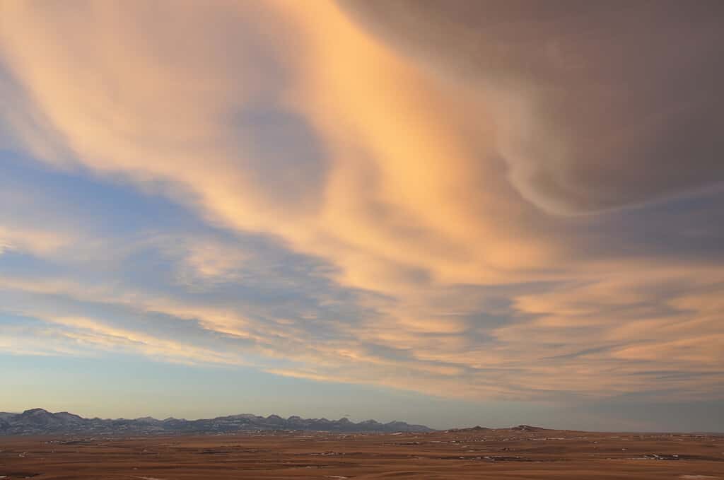 Tramonto sul fronte delle montagne rocciose