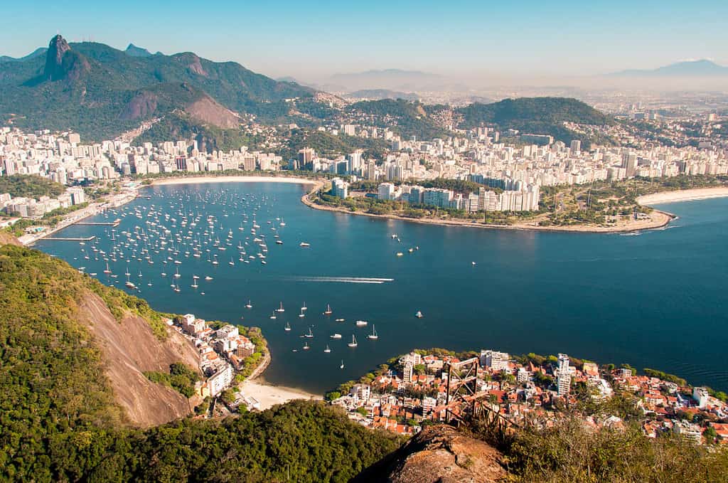 Veduta aerea della baia di Guanabara a Rio de Janeiro, Brasile