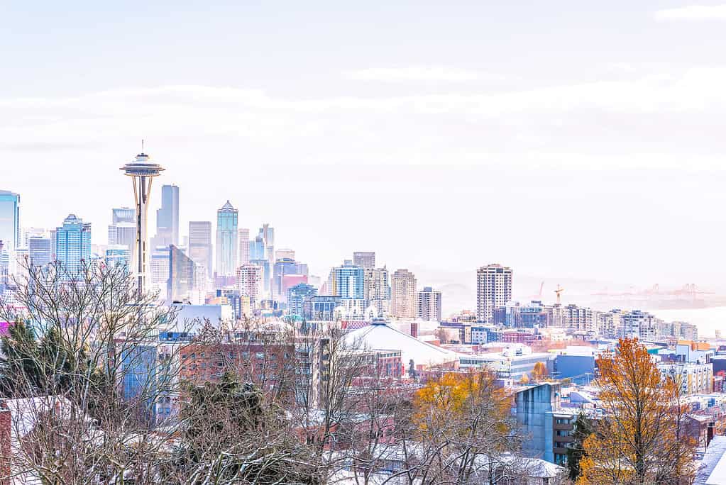Paesaggio urbano di Seattle con neve coperta.