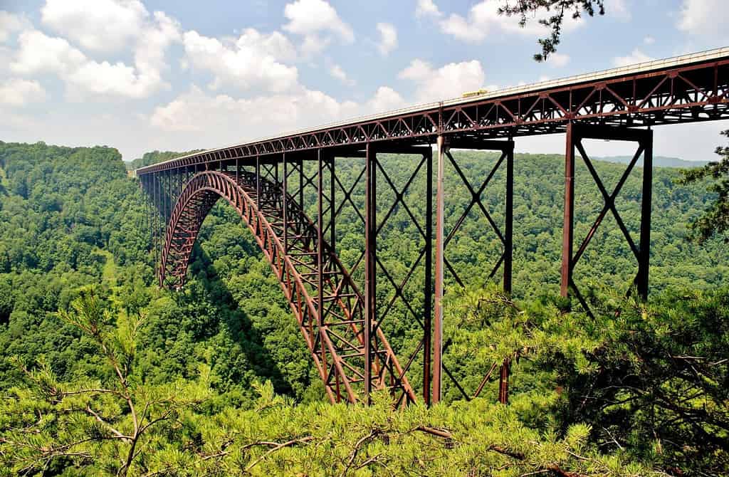 Il New River Gorge Bridge è un punto di riferimento nel West Virginia
