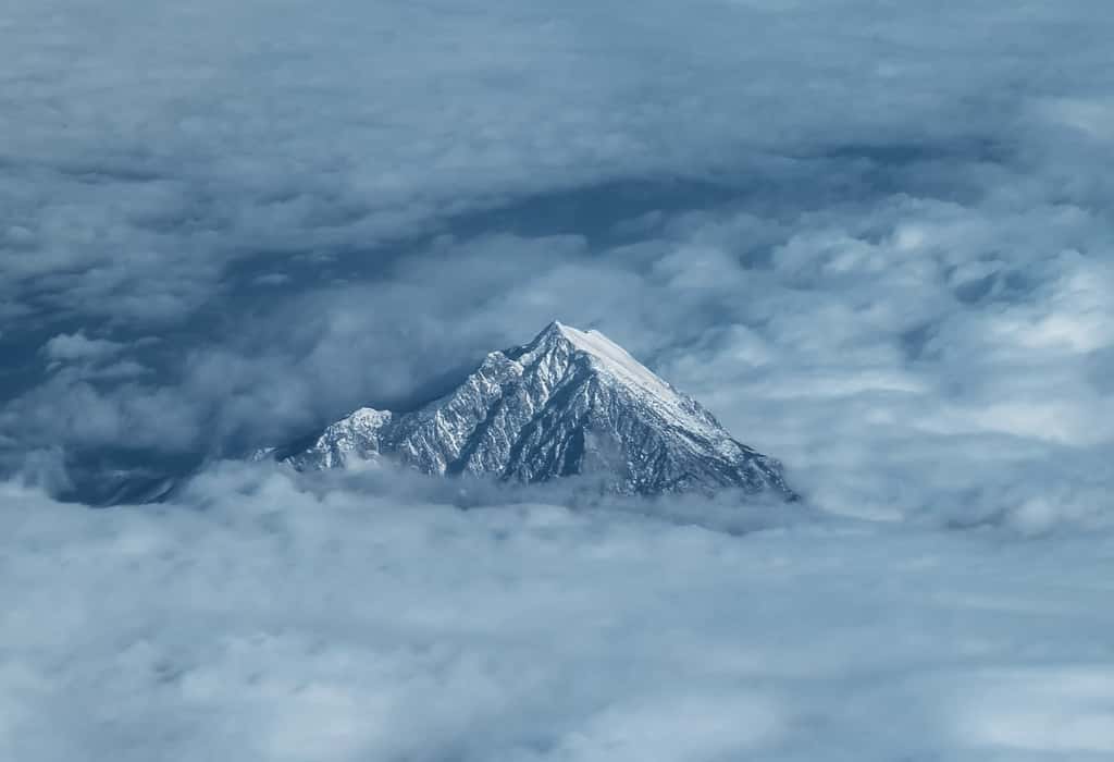 La vista dall'aereo alla cima del Monte Olimpo in Grecia tra le nuvole