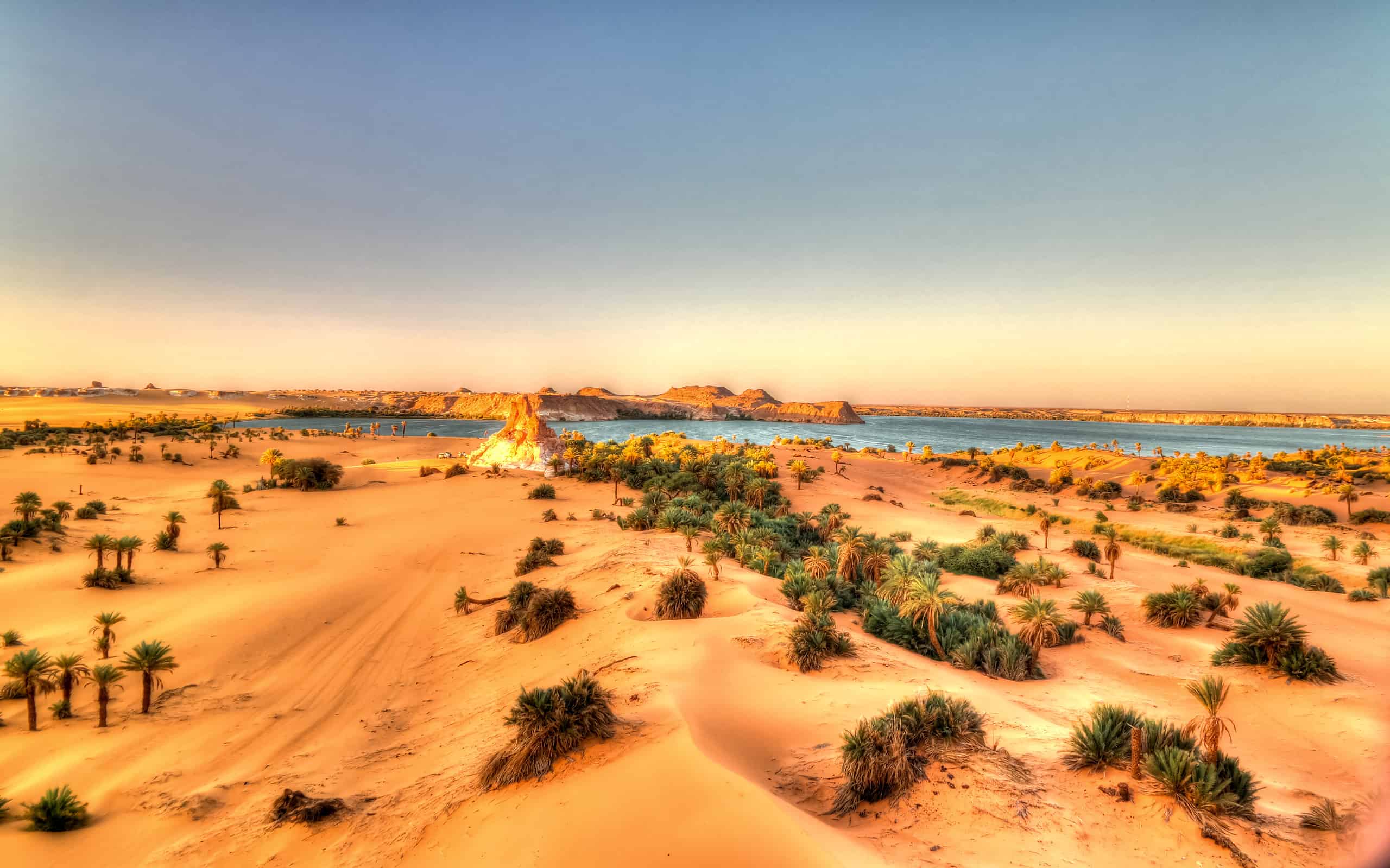 Alba aerea Vista panoramica sul gruppo del lago Yoa dei laghi Ounianga kebir all'Ennedi, Ciad