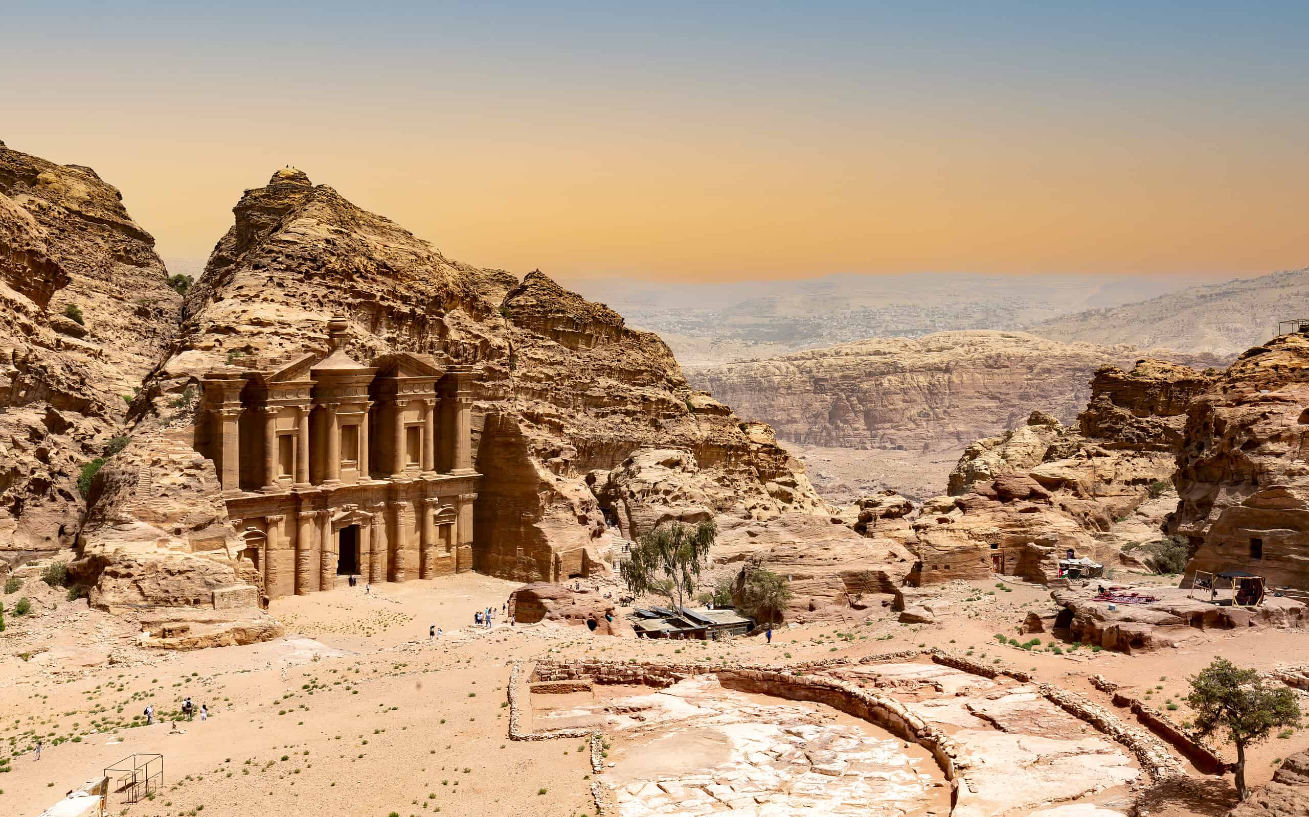 Il Monastero o Ad Deir al bellissimo tramonto nelle rovine di Petra e nell'antica città del regno Nabateo, Giordania, Arabo, Asia