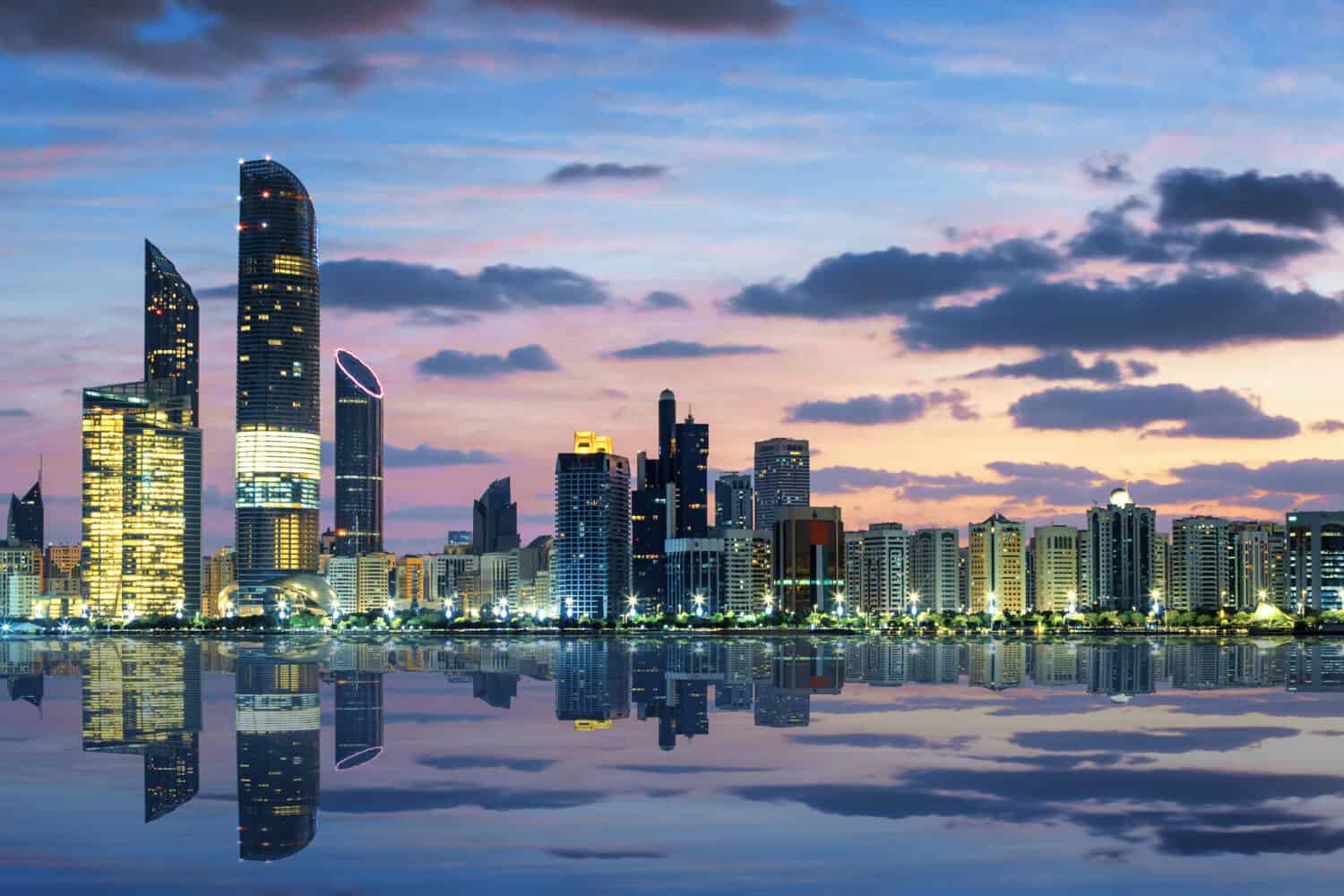 Vista dello skyline di Abu Dhabi al tramonto, Emirati Arabi Uniti