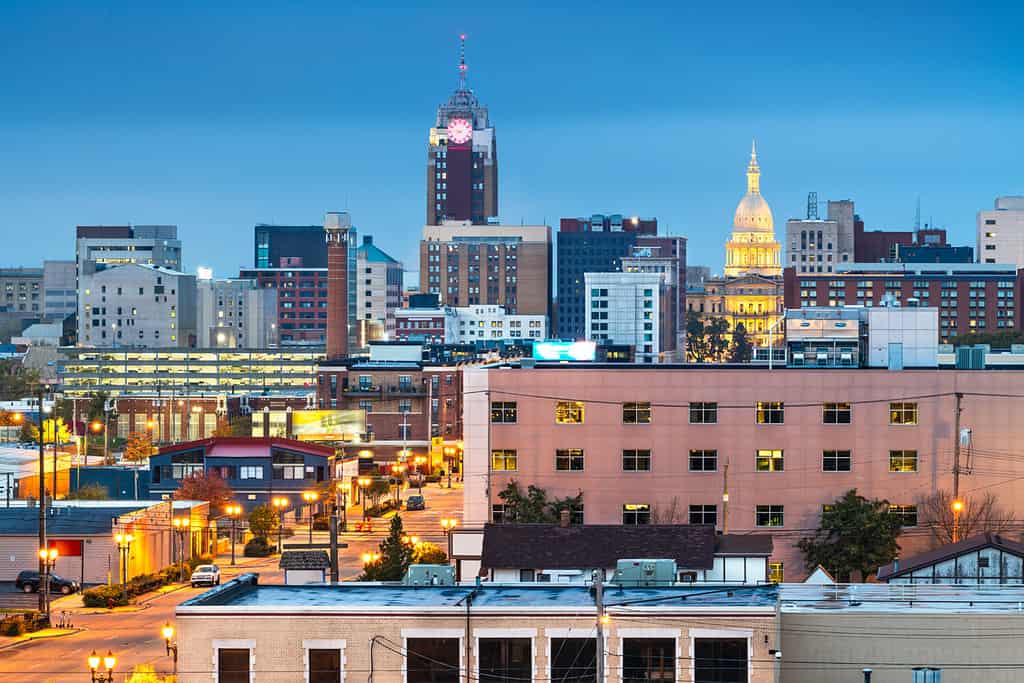 Lansing, Michigan, Stati Uniti d'America skyline del centro città al crepuscolo.