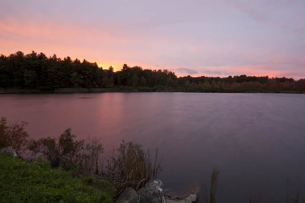 Vista crepuscolare del lago Pontoosuc a Pittsfield, Massachusetts.