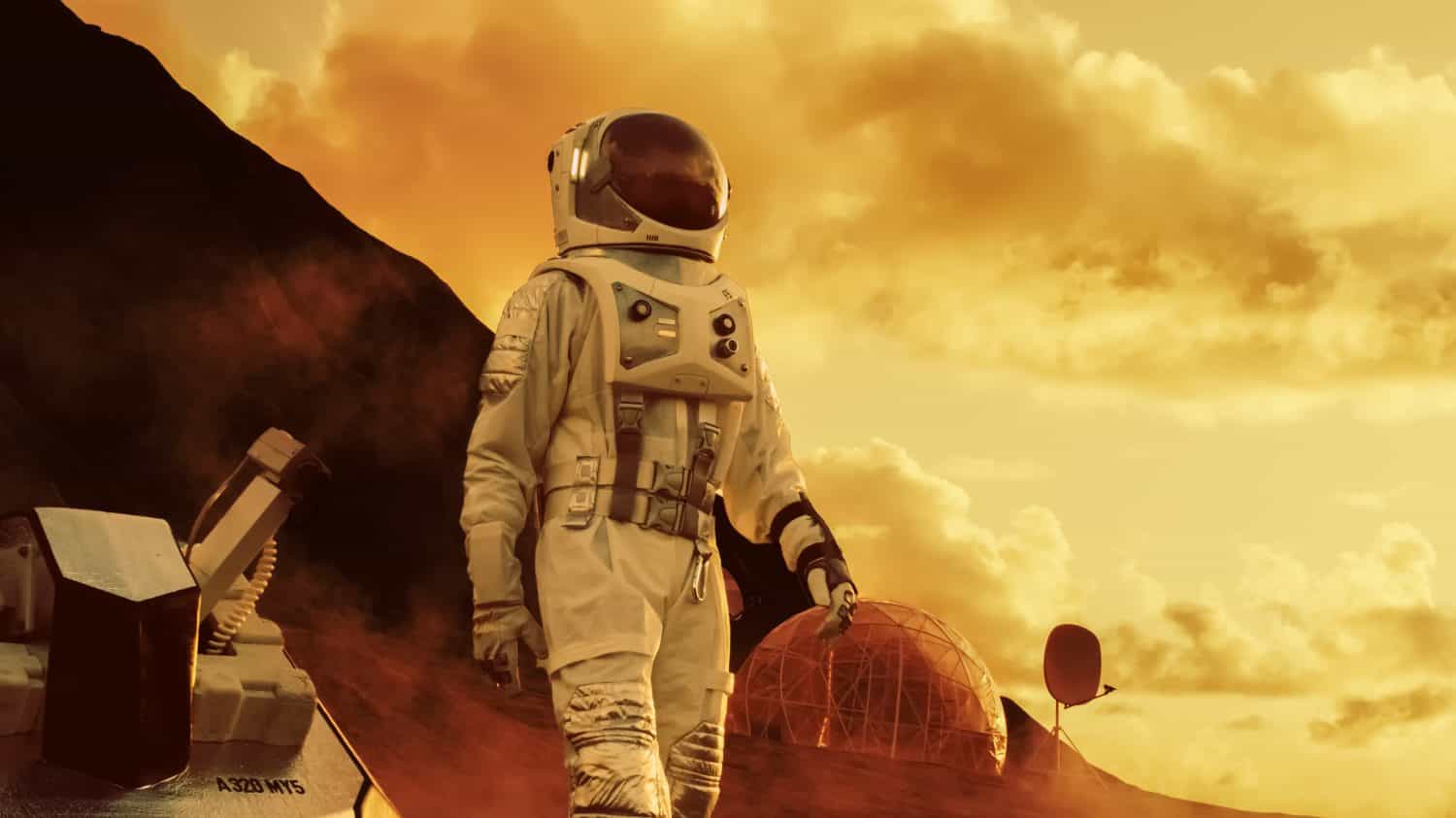Astronauta su Marte che cammina durante la spedizione esplorativa.  Sullo sfondo la sua base/stazione di ricerca.  Prima missione con equipaggio su Marte, il progresso tecnologico porta all'esplorazione dello spazio e alla colonizzazione.