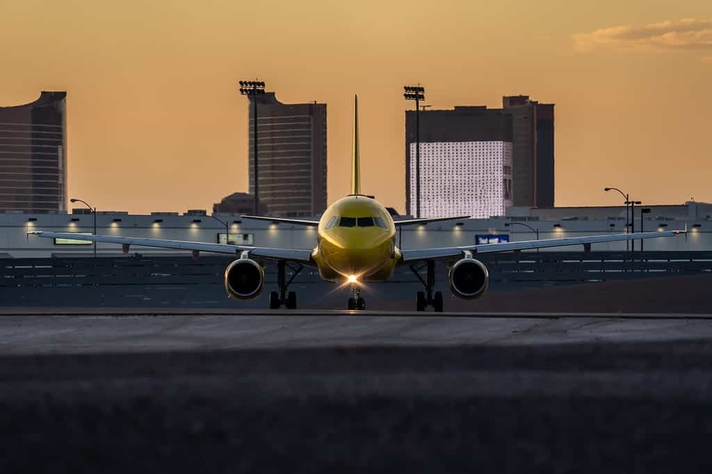 L'aereo giallo si sta preparando per il decollo all'aeroporto Harry Reid di Las Vegas
