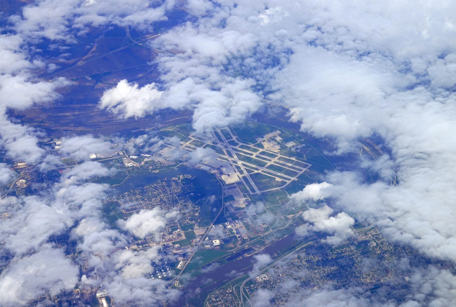 Vista aerea dell'Omaha, Nebraska Eppley Airfield (OMA) che scruta attraverso le nuvole