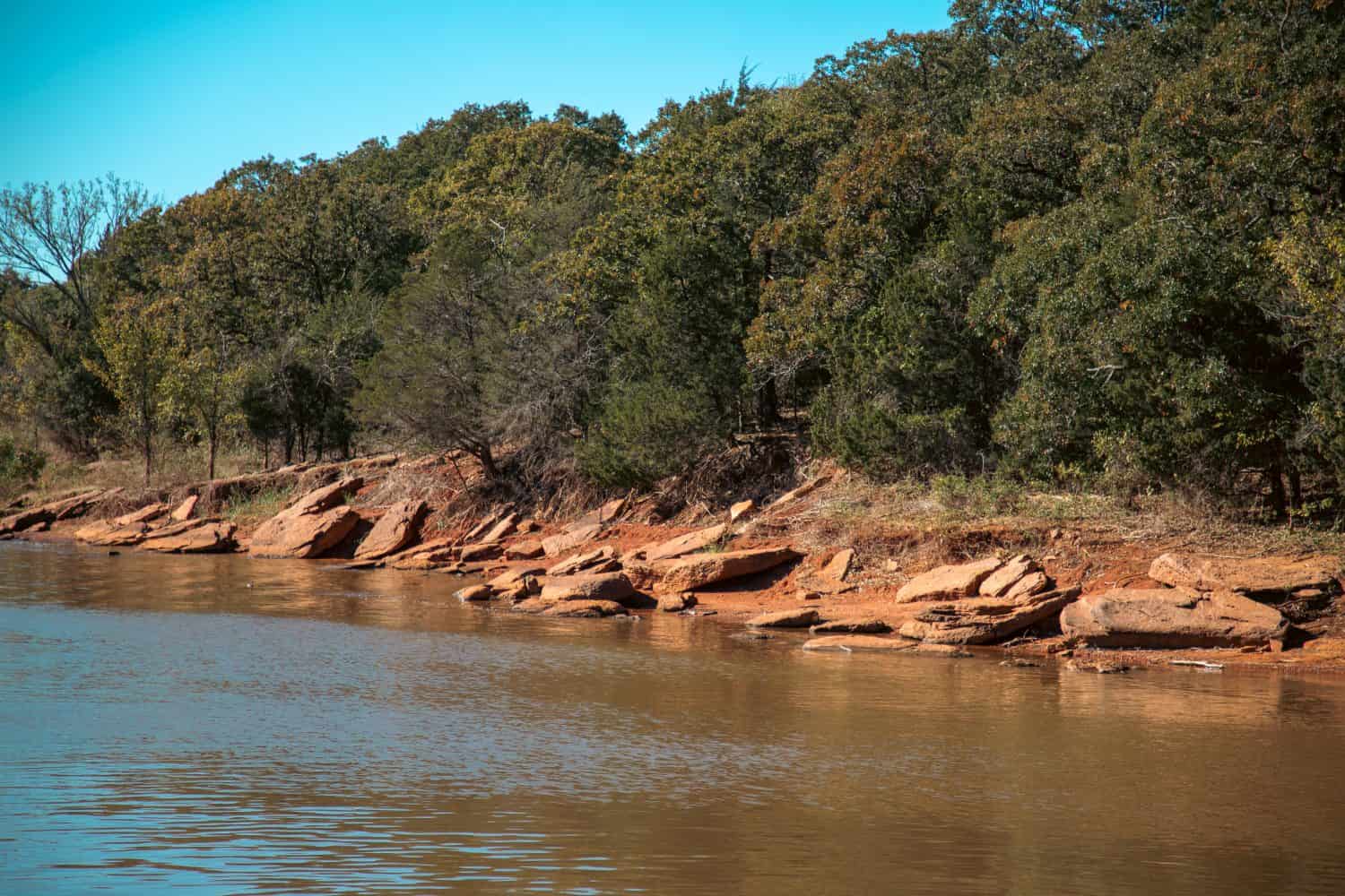 Vista della costa rocciosa lungo il lago Arcadia in Oklahoma