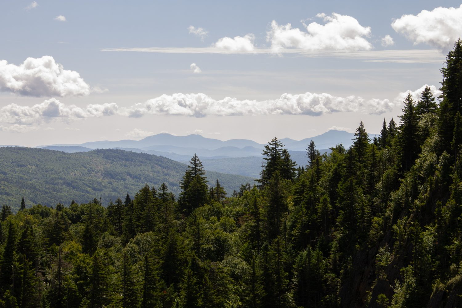 Vista sulle montagne dalla cima della Table Rock nel Dixville Notch State Park a Colebrook, New Hampshire.